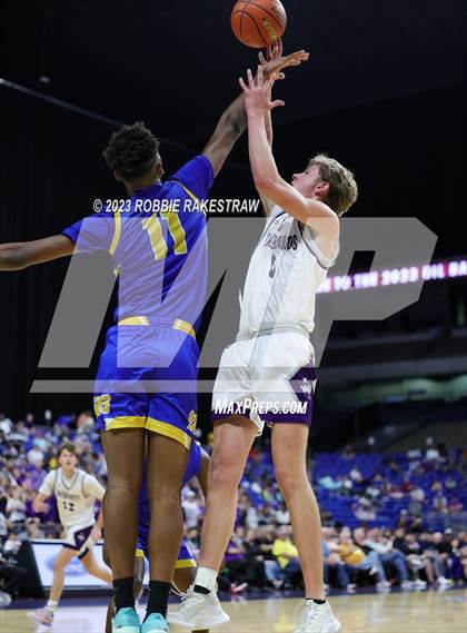 Thumbnail 3 in Boerne vs. Washington (UIL 4A Basketball State Semifinal) photogallery.