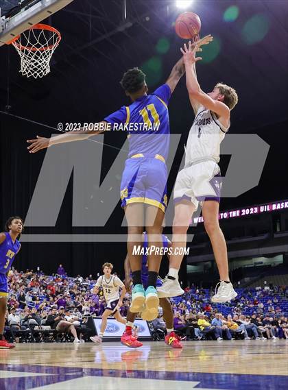 Thumbnail 3 in Boerne vs. Washington (UIL 4A Basketball State Semifinal) photogallery.