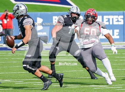 Thumbnail 3 in Guyer vs. Cedar Hill (UIL Class 6A Division 2 Semifinal) photogallery.