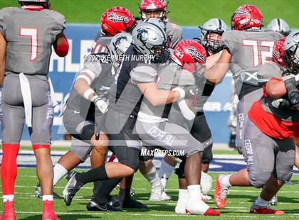 Thumbnail 3 in Guyer vs. Cedar Hill (UIL Class 6A Division 2 Semifinal) photogallery.