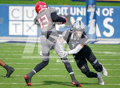 Thumbnail 1 in Guyer vs. Cedar Hill (UIL Class 6A Division 2 Semifinal) photogallery.