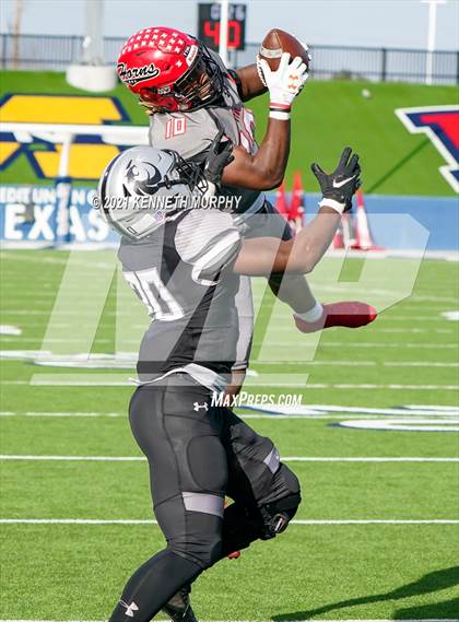 Thumbnail 1 in Guyer vs. Cedar Hill (UIL Class 6A Division 2 Semifinal) photogallery.