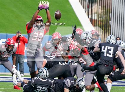 Thumbnail 3 in Guyer vs. Cedar Hill (UIL Class 6A Division 2 Semifinal) photogallery.