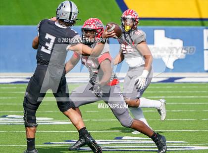 Thumbnail 2 in Guyer vs. Cedar Hill (UIL Class 6A Division 2 Semifinal) photogallery.