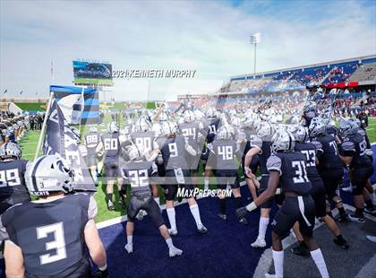Thumbnail 2 in Guyer vs. Cedar Hill (UIL Class 6A Division 2 Semifinal) photogallery.