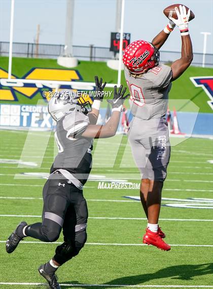 Thumbnail 3 in Guyer vs. Cedar Hill (UIL Class 6A Division 2 Semifinal) photogallery.