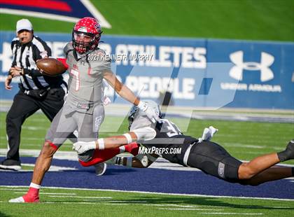 Thumbnail 1 in Guyer vs. Cedar Hill (UIL Class 6A Division 2 Semifinal) photogallery.