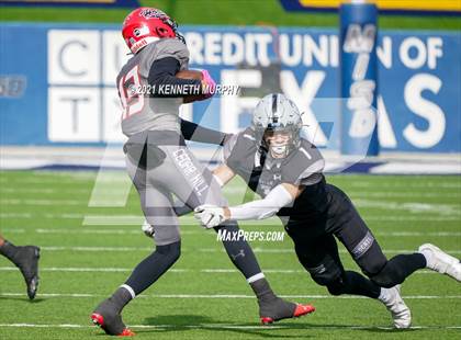 Thumbnail 2 in Guyer vs. Cedar Hill (UIL Class 6A Division 2 Semifinal) photogallery.