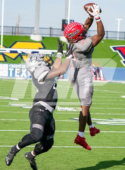 Thumbnail 1 in Guyer vs. Cedar Hill (UIL Class 6A Division 2 Semifinal) photogallery.