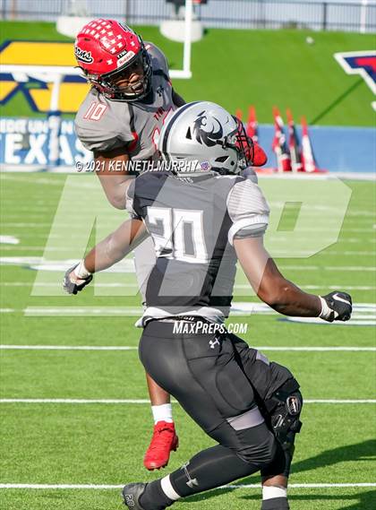 Thumbnail 3 in Guyer vs. Cedar Hill (UIL Class 6A Division 2 Semifinal) photogallery.