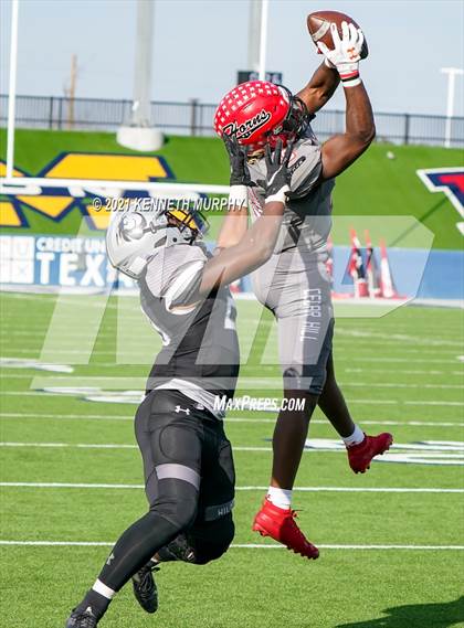 Thumbnail 2 in Guyer vs. Cedar Hill (UIL Class 6A Division 2 Semifinal) photogallery.