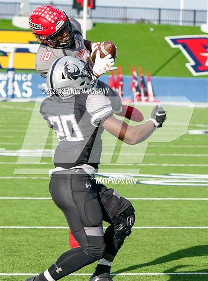 Thumbnail 2 in Guyer vs. Cedar Hill (UIL Class 6A Division 2 Semifinal) photogallery.