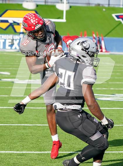 Thumbnail 1 in Guyer vs. Cedar Hill (UIL Class 6A Division 2 Semifinal) photogallery.