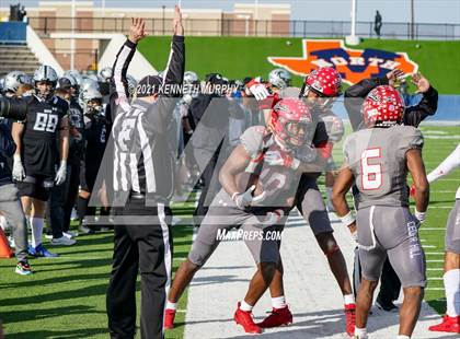 Thumbnail 3 in Guyer vs. Cedar Hill (UIL Class 6A Division 2 Semifinal) photogallery.