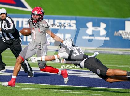 Thumbnail 3 in Guyer vs. Cedar Hill (UIL Class 6A Division 2 Semifinal) photogallery.