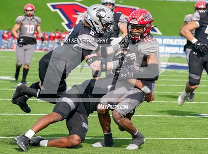 Thumbnail 2 in Guyer vs. Cedar Hill (UIL Class 6A Division 2 Semifinal) photogallery.