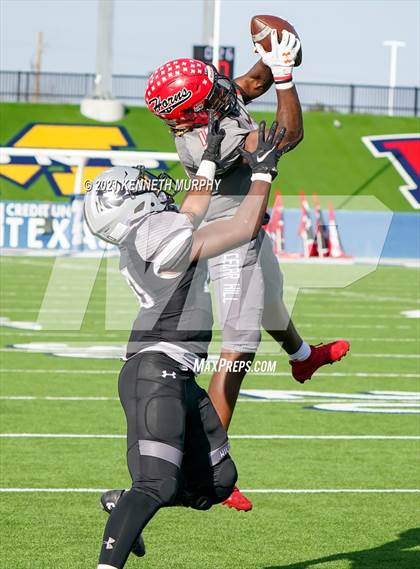 Thumbnail 3 in Guyer vs. Cedar Hill (UIL Class 6A Division 2 Semifinal) photogallery.