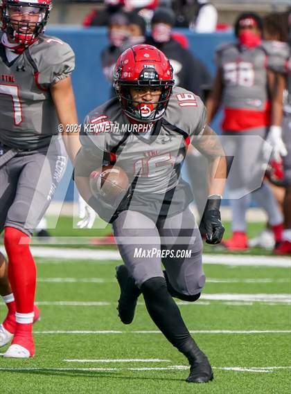 Thumbnail 2 in Guyer vs. Cedar Hill (UIL Class 6A Division 2 Semifinal) photogallery.