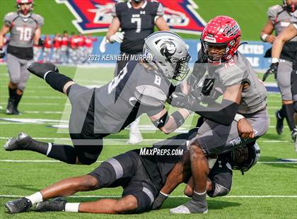 Thumbnail 1 in Guyer vs. Cedar Hill (UIL Class 6A Division 2 Semifinal) photogallery.