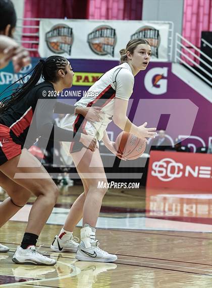 Thumbnail 2 in Etiwanda vs. Long Island Lutheran (Spalding Hoophall Classic) photogallery.