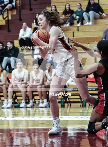 Thumbnail 1 in Etiwanda vs. Long Island Lutheran (Spalding Hoophall Classic) photogallery.