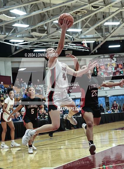 Thumbnail 2 in Etiwanda vs. Long Island Lutheran (Spalding Hoophall Classic) photogallery.