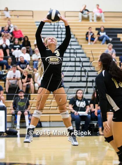 Thumbnail 2 in Central Catholic @ Enochs photogallery.