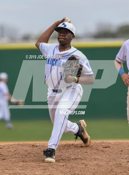 Thumbnail 3 in New Braunfels vs Veterans Memorial (San Antonio Classic) photogallery.