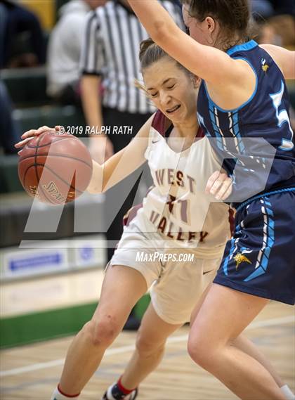 Thumbnail 1 in Pleasant Valley vs. West Valley (Red Bluff Holiday Classic) photogallery.