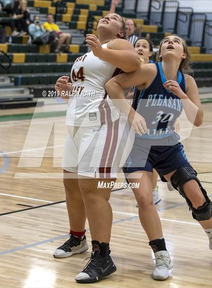 Thumbnail 3 in Pleasant Valley vs. West Valley (Red Bluff Holiday Classic) photogallery.