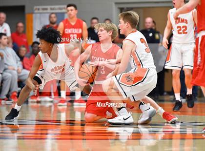 Thumbnail 2 in Centralia vs Mt. Vernon (IHSA 3A Regional Semifinal) photogallery.