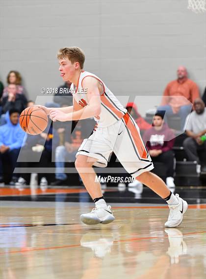 Thumbnail 2 in Centralia vs Mt. Vernon (IHSA 3A Regional Semifinal) photogallery.