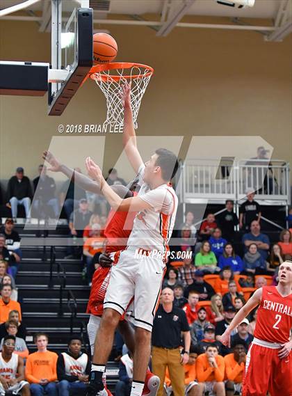 Thumbnail 2 in Centralia vs Mt. Vernon (IHSA 3A Regional Semifinal) photogallery.