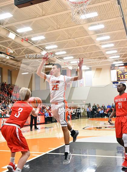 Thumbnail 2 in Centralia vs Mt. Vernon (IHSA 3A Regional Semifinal) photogallery.