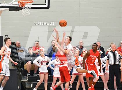 Thumbnail 2 in Centralia vs Mt. Vernon (IHSA 3A Regional Semifinal) photogallery.