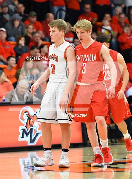 Thumbnail 1 in Centralia vs Mt. Vernon (IHSA 3A Regional Semifinal) photogallery.