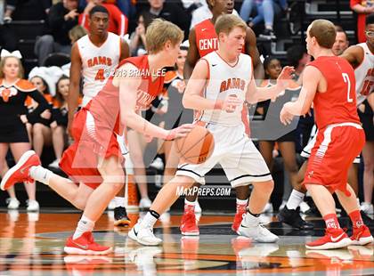 Thumbnail 3 in Centralia vs Mt. Vernon (IHSA 3A Regional Semifinal) photogallery.