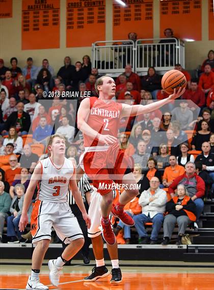 Thumbnail 3 in Centralia vs Mt. Vernon (IHSA 3A Regional Semifinal) photogallery.