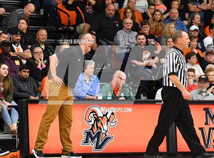 Thumbnail 3 in Centralia vs Mt. Vernon (IHSA 3A Regional Semifinal) photogallery.