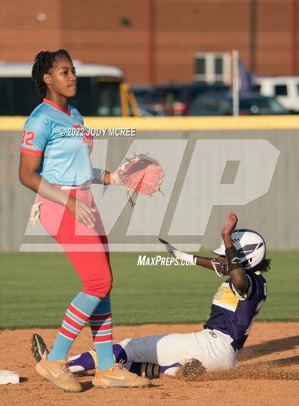 Thumbnail 3 in DeSoto Central vs. South Panola photogallery.