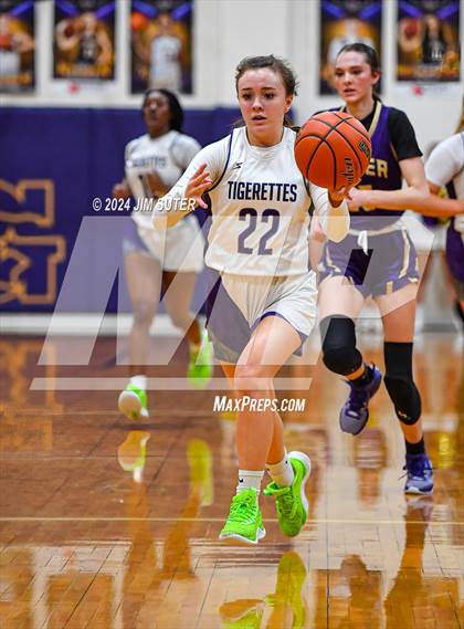 Thumbnail 2 in Thrall vs Shiner (UIL 2A Region IV Quarterfinal) photogallery.