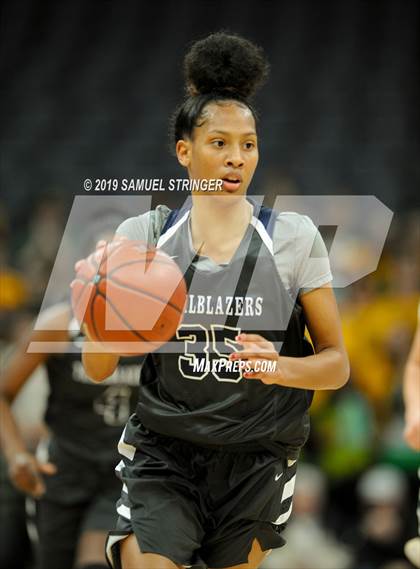 Thumbnail 1 in Pinewood vs. Sierra Canyon (CIF State Open Division Final) photogallery.