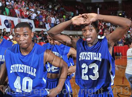 Thumbnail 1 in Webb vs. Statesville (NCHSAA 3A Final) photogallery.