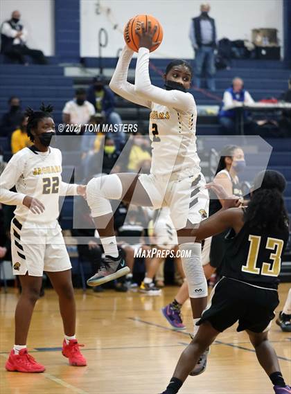 Thumbnail 2 in Shelby vs. Farmville Central (NCHSAA 2A Championship) photogallery.