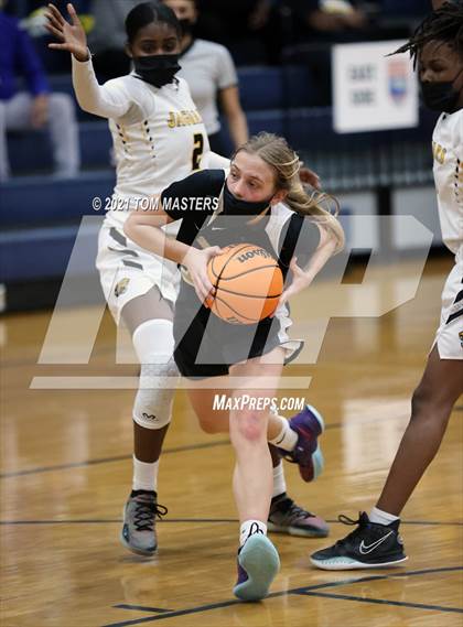 Thumbnail 2 in Shelby vs. Farmville Central (NCHSAA 2A Championship) photogallery.