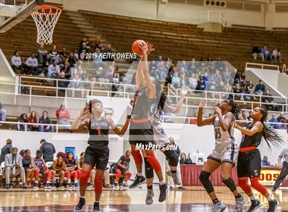 Thumbnail 2 in Guyer vs. Skyline (UIL 6A Regional Quarterfinals Playoff) photogallery.