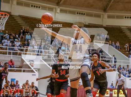 Thumbnail 3 in Guyer vs. Skyline (UIL 6A Regional Quarterfinals Playoff) photogallery.