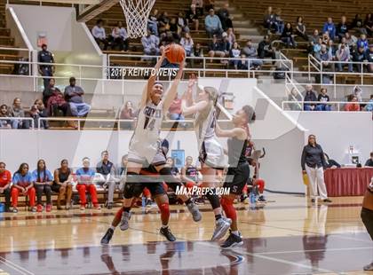 Thumbnail 3 in Guyer vs. Skyline (UIL 6A Regional Quarterfinals Playoff) photogallery.