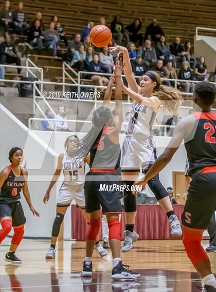 Thumbnail 3 in Guyer vs. Skyline (UIL 6A Regional Quarterfinals Playoff) photogallery.