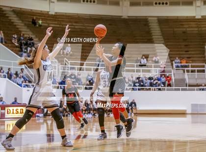 Thumbnail 3 in Guyer vs. Skyline (UIL 6A Regional Quarterfinals Playoff) photogallery.